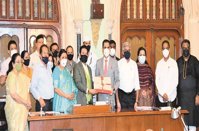 Municipal Commissioner Iqbal Singh Chahal can be seen presenting a copy of the budget